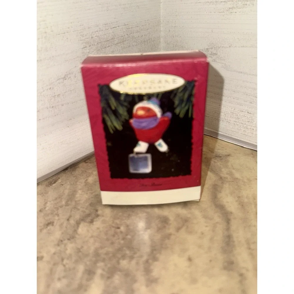 HALLMARK KEEPSAKE ORNAMENT ICE SHOW WITH‎ BOX 1994